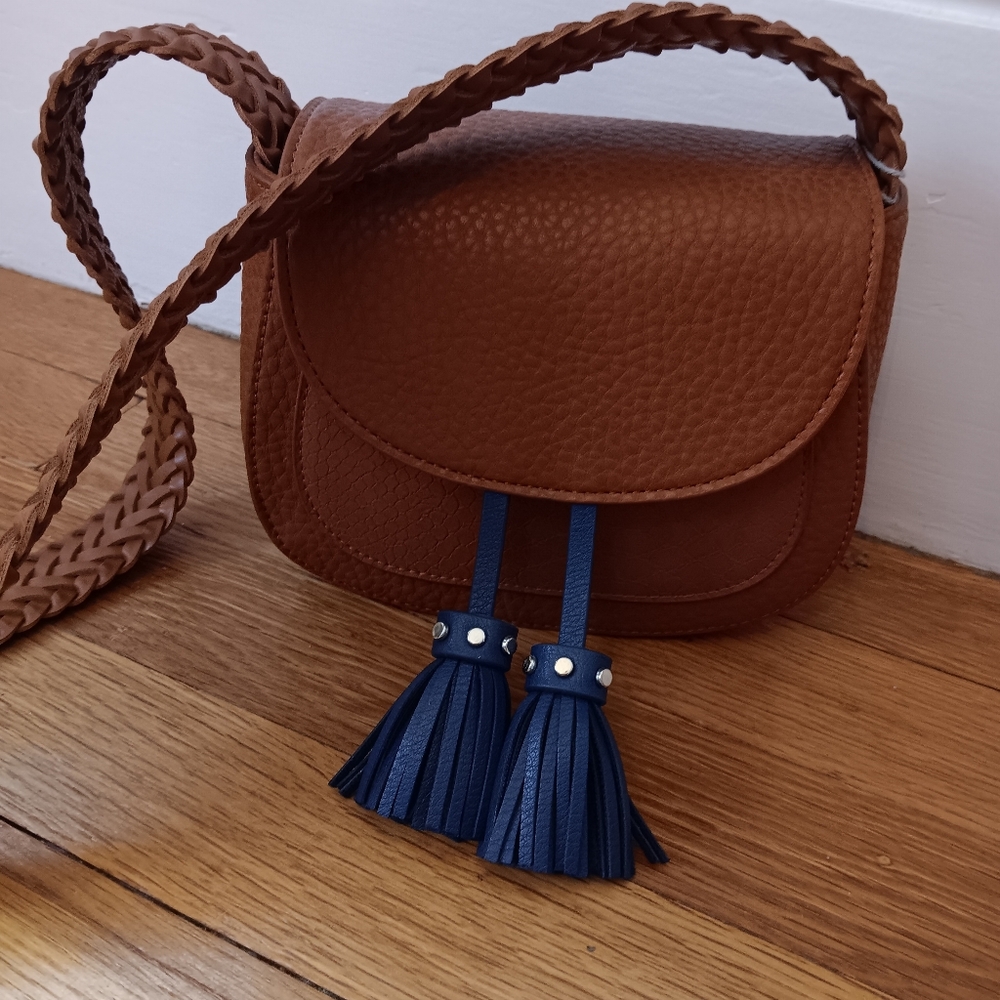 Chic Brown Crossbody Bag with Tassel Accent - Picture 5 of 8